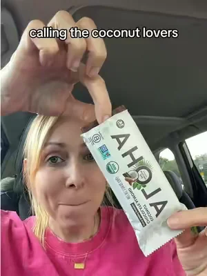 The ALOHA coconut chocolate protein bar tastes so good! #ALOHAbar #proteinbar 