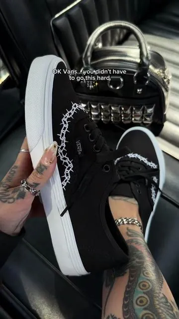I can’t believe I almost missed these 😮‍💨🖤 @vans #vans #altoutfits #dealaforyoudays #darkaesthetics 