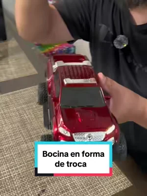 Bocina en forma de camioneta súper chida, buen volumen, reproduce, música de memoria USB, Bluetooth y tiene radio FM 
