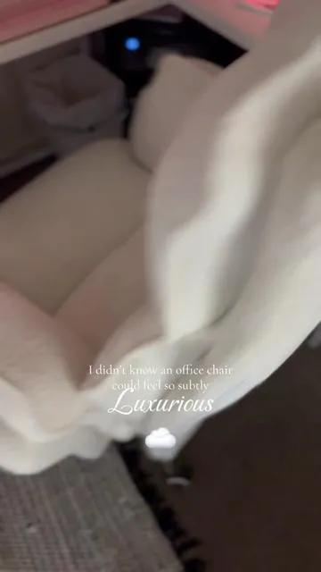 As someone that works from home and enjoys a long night of questing in Skyrim, this full size crisscross office chair is EVERYTHING 🥹 135 degree reclining ✅ Extendable footrest✅ Full rotation ✅ Fully adjustable folding arms✅ Plush double cushions ✅ Soft stain resistant fabric ✅ It checks all the boxes and for a short time its on sale so don’t miss out💕 @Homrelexa.US #crisscrosschair #officechair #gamingchair #homeofficechair #crossleggedchair 