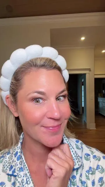 Let me show you something I LOVE that I use every single day 💦 #hottowelmachine #skincare #facetowel #momlife #selfcare 
