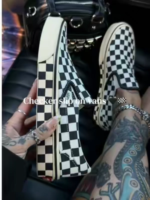 So good 🖤 @vans #vans #altoutfits #dealsforyoudays #checkerprint #darkaesthetics 
