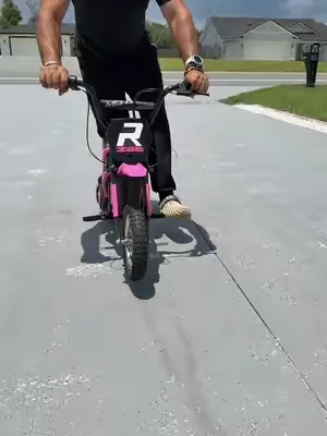 Motocicleta eléctrica para niños 24V 350W tipo dirt bike con suspensión trasera, frenos, velocidad de hasta 15 MPH y diseño todoterreno. Ideal para aventuras al aire libre y jóvenes que buscan una moto eléctrica potente y divertida. #MotoElectricaParaNiños #DirtBike24V #MotoTodoterreno #dealsforyoudays #tiktokshopcreatorpicks 