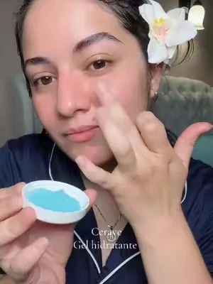 Lo vi tanto que lo compre y ahora no dejo de usarlo me deja hidratado el rostro y con un brillo natural #cerave #ceravepartner #cuidadofacial #pielhermosa 