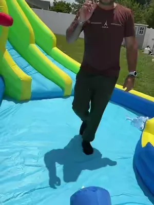 Parque acuático inflable con tobogán, piscina, trampolín, pared de escalar y cañón de agua. Incluye soplador de aire para inflado rápido y ofrece horas de diversión para varios niños en el patio. Ideal para reuniones familiares y días de verano. #ParqueAcuaticoInflable #ToboganInflable #DiversionAlAireLibre #dealsforyoudays #tiktokshopcreatorpicks 