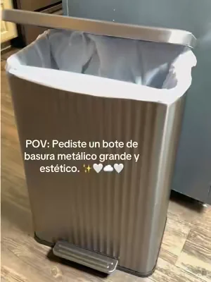 🗑️✨ Este bote de basura hizo que mi cocina se viera muchísimo más elegante 😍 Nunca pensé que un bote de basura pudiera hacer tanta diferencia hasta que probé este 😮‍💨🤍 Tiene acabado en acero inoxidable, tapa con cierre suave para que no haga ruido, pedal para abrirlo sin usar las manos y una cubeta interior removible que hace mucho más fácil sacar la basura 🙌✨ Me encanta porque además de verse moderno, ayuda a mantener la cocina más limpia, organizada y con un estilo mucho más bonito 🏡💛 Perfecto para cocinas modernas, organización del hogar, bote de basura de acero inoxidable, trash can con pedal, soft close, kitchen essentials, home organization, kitchen organization y productos para el hogar ✨ Ideal para renovar tu cocina, mantener todo más limpio, decoración funcional, accesorios para cocina y gadgets para el hogar 🗑️🤍 #tiktokshopcreatorpicks #KitchenEssentials #HomeOrganization #KitchenOrganization #Hogar