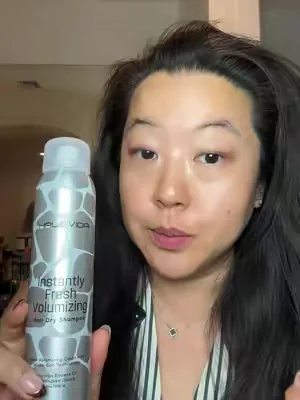I guess my FYP really knows what I need before I do! @HALOVIDA volumizing dry shampoo works surprisingly well #halovida #dryshampoo #halovidadryshampoo #oilyhair #dryshampootutorial 