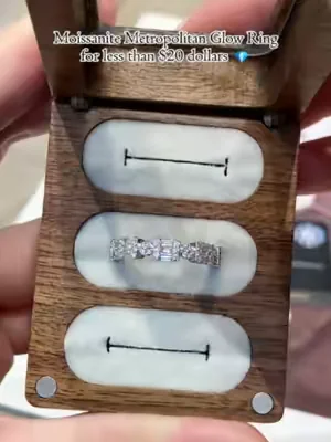 Moissanite Metropolitan Glow Ring for less than $20 dollars💎✨#summerwins #tiktokshopdealsforyoudays #ring #moissanitering #dealsforyoudays #2026 #delzzad #waterproofjewelry #jewelry #giftideas #viral #delzzadjewelry #nontarnishjewelry #beautiful #luxury #affordable #diamond #diamondtester