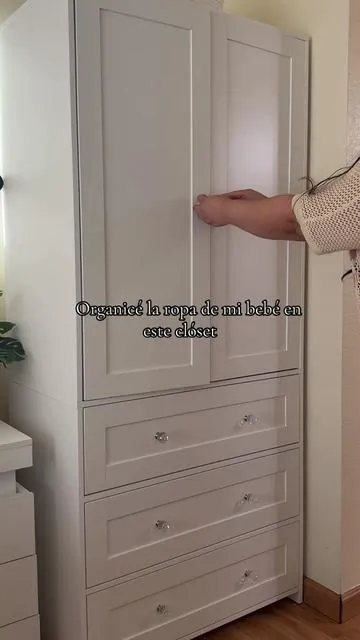 La forma más fácil de mantener toda la ropa organizada.😍 #closetorganization #babycloset #mamaprimeriza #homeorganization #summeressentials 
