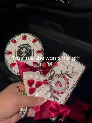 Trust me she wants this gift set🍓🧚‍♀️💋 @Flower Knows Makeup #girlythings #dealsforyoudays #giftforher #makeup #flowerknows 
