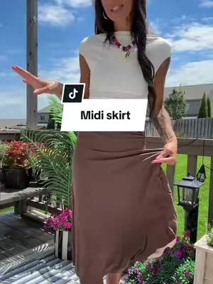 Classy and feminine midi skirt #capsulewardrobe #businesscasual 