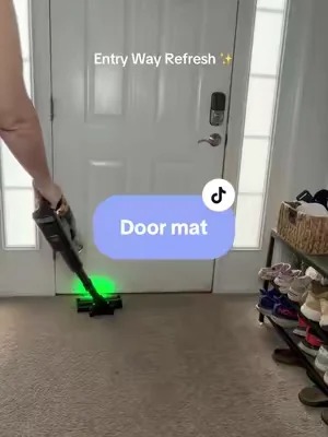 This space feels much better now. It’s hard to find a door mat that’s thin enough for the door to still open, this one fits perfectly. #doormat #frontdoormat #entrywaydecor #entrywayrefresh #homedecor 