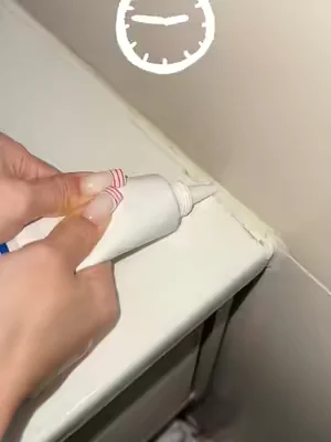 This is 2026 cleaning hack 😎💕💕#LifeHack #CleanTok #caulktape #tiktokmademebuyit #bathroom 
