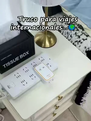 Un solo cargador para casi cualquier país. 🌍⚡ Deja de llevar varios adaptadores y viaja de forma más inteligente con este adaptador de viaje todo en uno. Perfecto para tu próximo viaje. ✈️
 
 #AdaptadorDeViaje #TecnologíaDeViaje #TravelAdapter #SummerVibes #EsencialesDeViaje
 
 Adaptador universal de viaje con USB-C: un solo cargador para casi cualquier país
 
 Olvídate de cargar con varios adaptadores y cargadores. Este adaptador de viaje todo en uno está diseñado para que puedas cargar tus dispositivos en casi cualquier parte del mundo. Cuenta con enchufes deslizables para Estados Unidos, Australia, Reino Unido, varios países de Asia y la mayor parte de Europa. Solo tienes que deslizar o levantar la pieza correspondiente para adaptarlo al tipo de enchufe que necesites.
 
 Puertos y conectividad
 
 En la parte inferior incorpora 1 puerto USB-A y 2 puertos USB-C, para que puedas cargar tu celular, tableta, audífonos, reloj inteligente o incluso una laptop compatible, sin necesidad de llevar otro cargador. Además, incluye un conector que te permite utilizar tu propio cargador si así lo prefieres.
 
 ¿Por qué es ideal para viajar?
 Reemplaza varios adaptadores con un solo dispositivo.
 Ahorra espacio y peso en la maleta.
 Sus puertos USB-C son compatibles con la mayoría de los dispositivos actuales.
 Todo queda organizado en un diseño compacto y fácil de transportar.
 Cómo usarlo
 
 Selecciona el enchufe que necesitas (Estados Unidos, Australia, Reino Unido/Asia o Europa), conéctalo a la toma de corriente y después conecta tus dispositivos mediante el puerto USB-A o cualquiera de los USB-C. Si prefieres usar tu propio cargador, también puedes conectarlo fácilmente.
 
 Recomendación
 
 Si vas a viajar a varios países o simplemente quieres empacar de forma más práctica, este adaptador es una excelente opción. Es perfecto para vacaciones, viajes de trabajo o cualquier aventura internacional.
 
 Actualmente está disponible en TikTok Shop y suele encontrarse con muy buenas ofertas. Solo verifica que sea compatible con los dispositivos que vas a llevar.
 
 En resumen
 
 Un adaptador compacto con múltiples puertos puede hacer tus viajes mucho más cómodos. Menos accesorios, menos cables y más espacio en tu equipaje. Si quieres viajar más ligero y sin preocuparte por los enchufes de cada país, este adaptador universal merece un lugar en tu mochila.
 
 ¿Tú ya usas un adaptador universal cuando viajas? ¿Qué función consideras más importante?