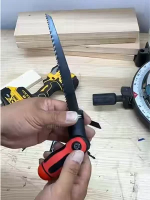 No solo sirve para apretar tornillos; también se puede convertir en una mini sierra de mano.#dealsforyoudays #tool #multitool #handtools #woodworking 