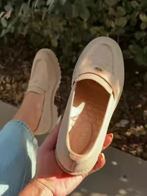 If you're looking for comfortable loafers that actually look chic, these Vivaia loafers are so good. 🤎 I've been wearing these loafers with jeans, trousers, and dresses, and they instantly make any outfit feel more polished. They're lightweight, comfortable for all-day wear, and the kind of women's loafers you'll reach for again and again. Whether you're building a capsule wardrobe, looking for work shoes, business casual shoes, travel shoes, or just a classic loafer outfit, these check all the boxes. #vivaia #vivaiashoes #loafers #loafersshoes #shoesforwomen 