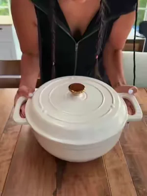 #dutchoven #kitchenmusthaves #castiron #dutchovencooking 