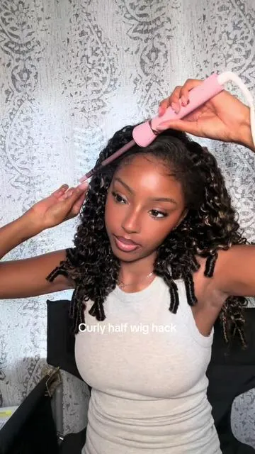 Your hair doesn’t have to be curly to wear a curly half wig, just get a wand curler💁🏽‍♀️✨ #wandcurls #halfwigtutorial #curlinghairtutorial #heattools #hairstylingtips 