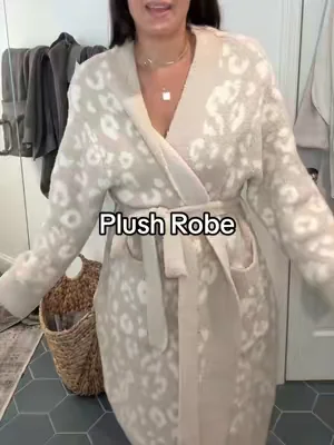 Save your money & grab this plush robe! It's soo cozy & soft, the exact material but sooo much cheaper! #robe #womensrobe #plushrobe #bathrobe