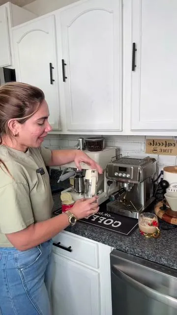 Un hermoso dispensador de leche ,deja de abrir la lata y ponerla así mismo en el refrigerador 