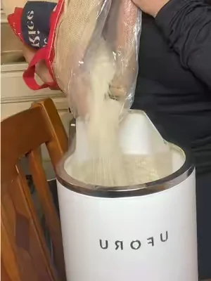 🥣✨ Si todavía guardas el arroz en la bolsa… tienes que ver esto 😍 Yo antes dejaba el arroz en la bolsa original hasta que encontré este dispensador 😳✨ Mantiene el arroz fresco, protegido de la humedad y ayuda a evitar insectos mientras mantiene la cocina mucho más organizada 🙌🤍 Me encanta porque con solo presionar un botón sale la cantidad que necesitas, sin derrames ni desastres, y además incluye un vaso medidor para servir o lavar el arroz fácilmente 🍚✨ Perfecto para almacenar arroz, cereales, frijoles, granos, dispensador de arroz, rice dispenser, organización de cocina, kitchen organization, despensa organizada, contenedor hermético y gadgets para el hogar 🏡💛 Ideal para mantener los alimentos frescos, ahorrar espacio, evitar humedad, organizar la despensa y darle un toque bonito a tu cocina ✨🤍 #tiktokshopcreatorpicks #KitchenEssentials #KitchenOrganization #HomeOrganization #Hogar
