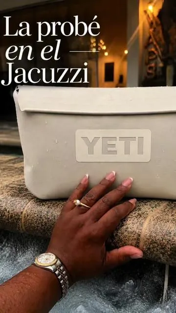 Esta es la bolsa que no sabía que necesitaba 🤍💦 Perfecta para llevar al crucero, la playa o la piscina sin preocuparme por mis pertenencias. Ya no dejo el celular, las llaves o la billetera expuestos al agua. Todo se mantiene seco y protegido, @YETI mientras disfruto del día sin estrés. ☀️🌴 ¿Tú también eres de las que siempre cuida sus cosas cerca del agua? 👇 #YETI #YetiGear #BeachEssentials #CruiseEssentials #PoolDay 