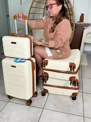 Set de 4 maletas de viaje expandibles con maleta de cabina, equipaje documentado, neceser y cerradura TSA. Equipaje rígido con ruedas 360°, gran capacidad y diseño resistente para vacaciones, viajes de negocios y escapadas. #MaletasDeViaje #EquipajeTSA #SetDeMaletas #dealsforyoudays #tiktokshopcreatorpicks 