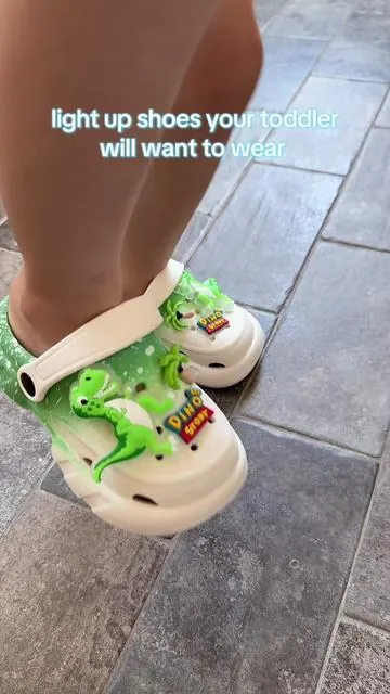Light up shoes that are fun for your toddler and are comfortable on their little feet #toddlershoes #kidshoes #shoesforkids 