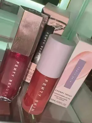 Fenty has done it again with these beautiful glosses Click the cart to purchase yours today. 🛒👆🏼🛒👆🏼🛒👆🏼 @@Fenty Beauty##lipgloss##gorgalicious##shimmer##glittermakeup