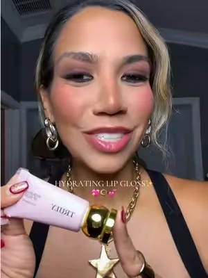 Hydrating lip gloss from @Truly Beauty in the glazed donut shade PLEASE🍩💕💖✨  #dealsforyoudays #viralmakeup #lipgloss #lipglosslover #grwm 