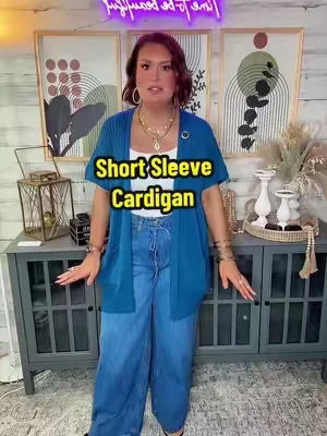 This short sleeve cardigan has been a fan favorite for a couple of years now, and the Sail Blue has been RESTOCKED!! 🥳 I’m a true to size large wearing the size large here! @SHEWIN #cardigan #shortsleevecardigan #cardiganoufit #shewin #ttsacl 