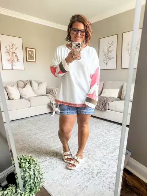 This is the MOST comfy long sleeve crewneck that will replace all my pullovers on cool Summer evenings, but will also carry straight into the Fall as well! It does have an oversized fit to it. I’m a true to size large wearing the size large, but could have definitely sized down. This top is available in 3 color options. I’m wearing the shade Pink! @WWZRWYRT #crewneck #pullover #stars #WWZRWYRT #ttsacl 