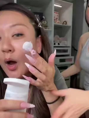 Stop using sunscreen with white cast ! @SKIN1004 US #skin1004 #sunserum #skincarespf #sunscreen #koreansunscreen 