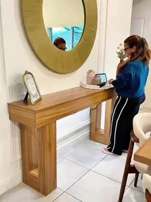 Mesa consola para recibidor con iluminación LED integrada, enchufe incorporado y amplio espacio para decorar o mantener tus objetos esenciales organizados. Su diseño moderno es ideal para la entrada, sala o detrás del sofá, aportando funcionalidad y un toque elegante al hogar. #MesaConsola #DecoraciónDelHogar #MueblesModernos #dealsforyoudays #tiktokshopcreatorpicks @Weture Living 