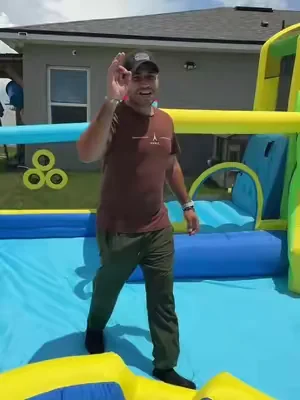 Parque acuático inflable con tobogán, piscina, trampolín, pared de escalar y cañón de agua. Incluye soplador de aire para inflado rápido y ofrece horas de diversión para varios niños en el patio. Ideal para reuniones familiares y días de verano. #ParqueAcuaticoInflable #ToboganInflable #DiversionAlAireLibre #dealsforyoudays #tiktokshopcreatorpicks @Weture Living 