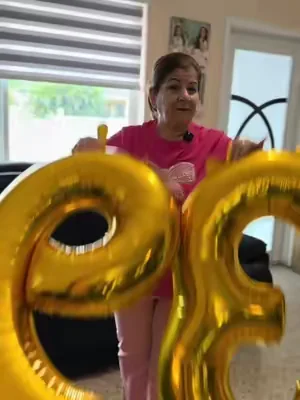 Ella esta de cumpleaños hoy 🤎