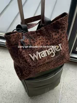 I’m obsessed with this wrangler travel tote 😍 #totebag #wrangler #wranglerpurse #travelbag #carryon 