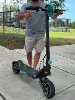 Este scooter es eléctrico todo terreno tiene doble motor con una potencia de 2000 watts y una velocidad máxima de 35 mph además soporta un peso máximo de 335 lb #scooter#scooterlife #dealsforyoudays#tiktokshop #creatorsearchinsights 