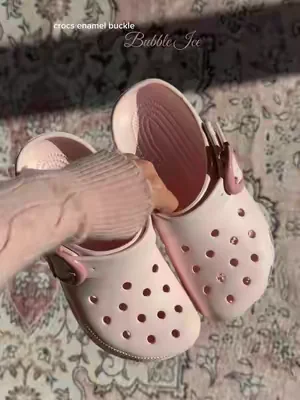 #crocs #pinkcrocs #pinkaesthetic #pinkgirly #crocsshoes 