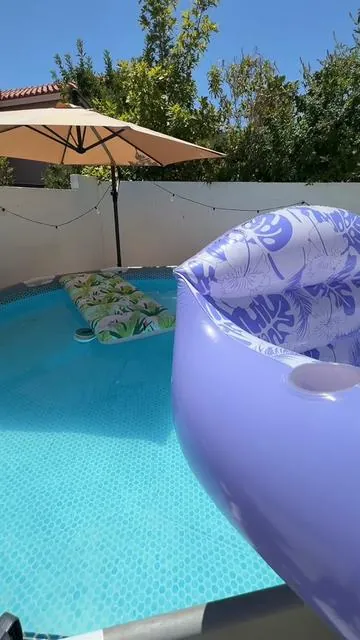 floating chair + cup holder?? sold. 🤩☀️💜 #pooltok #poolchair #poolmusthaves #floatingchair #creatorsearchinsights 