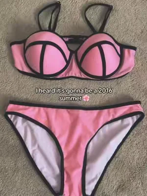 I’m so mad the top doesn’t fit me😩 if you have a D-cup chest size I got the large size set & it was still too small🥲 #trianglebikini #2016summer 