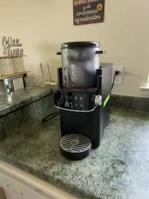 Si en tu casa siempre se les antoja algo frío, esta máquina les va a encantar. Fácil de usar y perfecta para preparar bebidas congeladas cuando quieras. ☀️🥤#slushymachine #Summerdrinks #DealsForYouDays #SummerVibes #SummerWins 