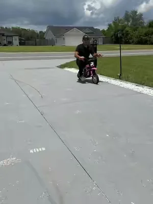 Motocicleta eléctrica para niños 24V 350W tipo dirt bike con suspensión trasera, frenos, velocidad de hasta 15 MPH y diseño todoterreno. Ideal para aventuras al aire libre y jóvenes que buscan una moto eléctrica potente y divertida. #MotoElectricaParaNiños #DirtBike24V #MotoTodoterreno #dealsforyoudays #tiktokshopcreatorpicks 