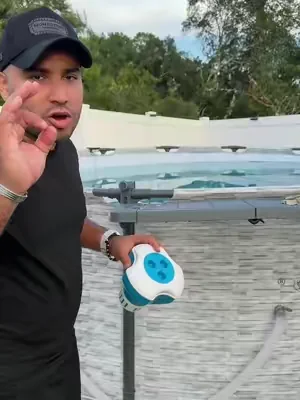 Dispensador flotante de cloro para piscina con termómetro integrado y flujo ajustable para liberar las tabletas de forma gradual. Compatible con tabletas de 3 pulgadas, ayuda a mantener el tratamiento del agua mientras monitoreas fácilmente la temperatura de la piscina. #Piscina #MantenimientoPiscina #AccesoriosPiscina #dealsforyoudays #tiktokshopcreatorpicks @TCP Global 