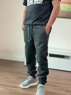 Si buscas comodidad sin perder el estilo, este pack de 3 joggers es todo lo que necesitas. 🔥 Tienen bolsillos con cremallera para que no se te caiga nada y el ajuste es perfecto. Ideales para entrenar, estar en casa o un look casual.  #joggers #mensfashion #modahombre #outfitcasual #comodidad