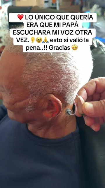 😢 NUNCA PENSÉ QUE MI PAPÁ VOLVERÍA A ESCUCHAR ASÍ… Mi papá llevaba mucho tiempo perdiendo la audición. Cada conversación había que repetirla varias veces, el volumen del televisor siempre estaba al máximo y poco a poco dejó de participar porque simplemente no escuchaba bien. Siempre le decía que fuéramos a un especialista, pero él tenía miedo. Pensaba que todo el proceso sería muy costoso y que terminarían diciéndole que necesitaba gastar miles de dólares en tratamientos o equipos. Hasta que encontramos los Audien Hearing ION Pro 2, y la verdad nos sorprendieron. Son audífonos recargables, muy discretos, cuentan con conectividad Bluetooth y una aplicación para ajustar el volumen y la configuración desde el celular, lo que hace mucho más fácil personalizar la experiencia según las necesidades de cada persona. Lo mejor de todo fue volver a verlo sonreír cuando escuchó claramente nuestras voces. Esa sensación no tiene precio y, como hijo, es una de las mayores alegrías que he podido vivir. Si en tu familia hay alguien que está pasando por lo mismo, vale la pena conocerlos. Te los dejo aquí en mi carrito naranja. #AudienHearing #IONPro2 #Audífonos #AdultosMayores #SaludAuditiva     