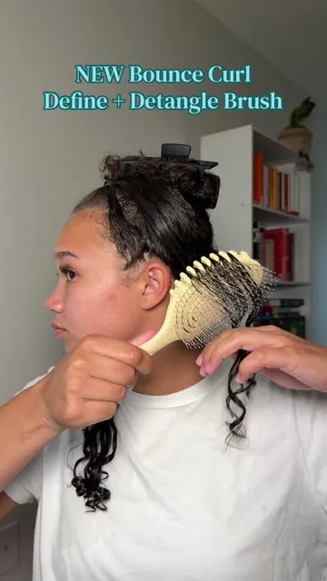 👩🏽‍🦱👀 BRAND new bounce curl brush just dropped!! What do we think?? #bouncecurl #dfyd #dealsforyoudays #brushstyling #definebrush 