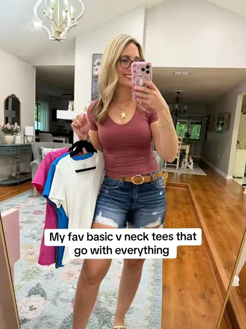 The basic v neck fitted double lined tees that go with everything! I’m 5’7” 140 in a size small. Go true to size! @PUMIEY 
