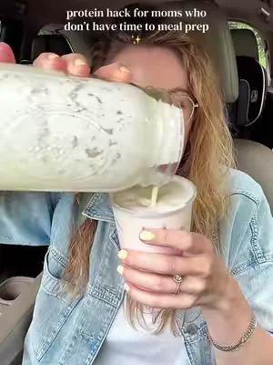 3 kids, zero time for a 10-step routine, so I put my collagen IN my drink 🥥 This refresher is doing double duty — tastes like a treat, works on my hair/skin/nails while I referee snack fights. 11g protein, 0g sugar, no weird stuff. If it doesn’t require an extra step, it’s staying in my routine. #proteinrefresher #collagencreamer #protein #javvy 