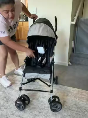 Si buscas una carriola ligera, fácil de manejar y perfecta para el día a día, esta es una excelente opción. Se dobla rápido, ocupa poco espacio y hace cada salida con tu bebé 👶 mucho más práctica!#babyessentials #babystroller #DealsForYouDays #SummerVibes #SummerWins 